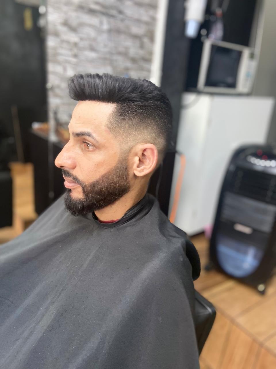 Resultado de aplicação de prótese em um homem moreno com seu novo cabelo